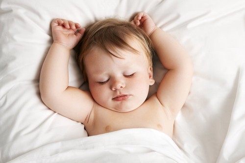 trẻ 6 tháng tuổi ngủ bao nhiêu là đủ