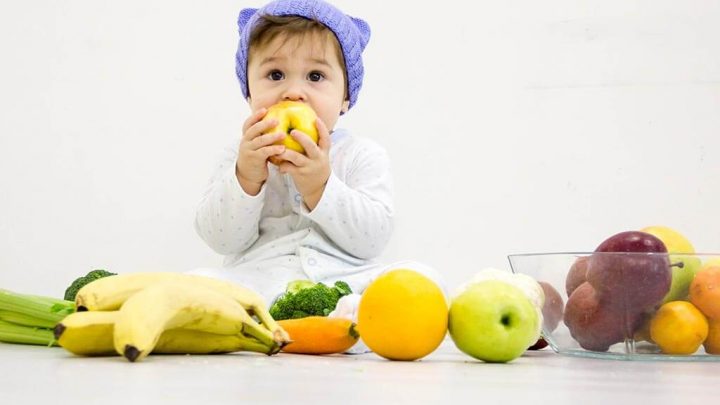 Trẻ 6 tháng tuổi ăn hoa quả gì là hợp lý và cách chế biến có gì lưu ý?