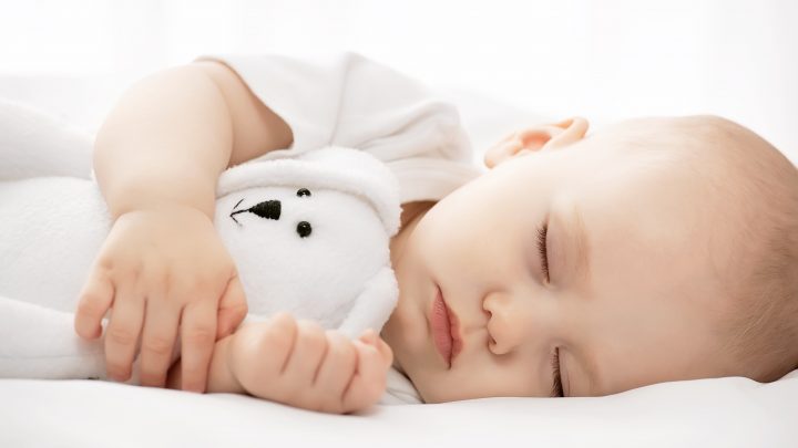 Bố mẹ có biết giai đoạn trẻ 6 tháng tuổi ngủ bao nhiêu là đủ?