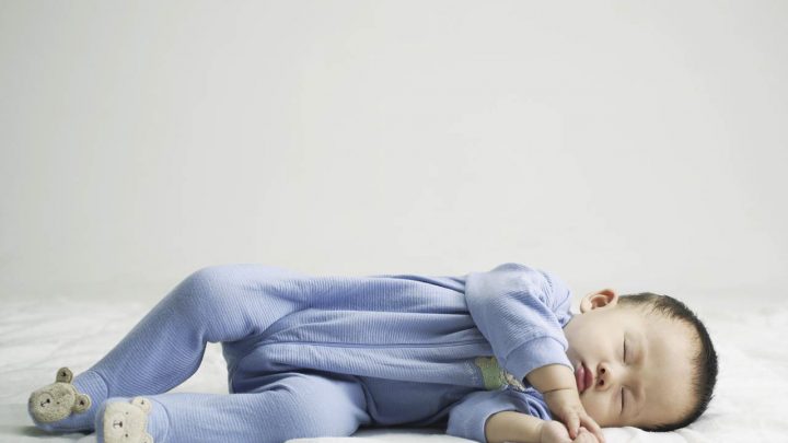 Tìm hiểu thông tin trẻ mấy tháng biết lật?