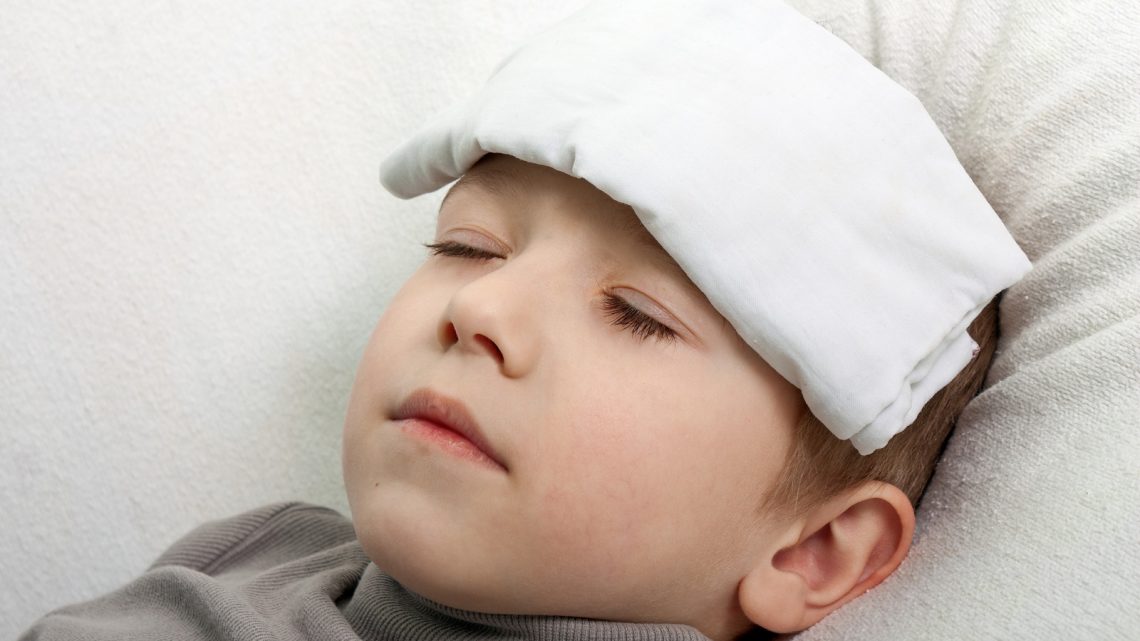 Cách hạ sốt cho trẻ 1 tuổi hiệu quả mà không cần dùng thuốc