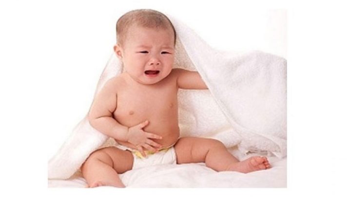 Trẻ sơ sinh sau bao lâu thì đi tiểu? Trẻ không đi tiểu được phải làm sao?