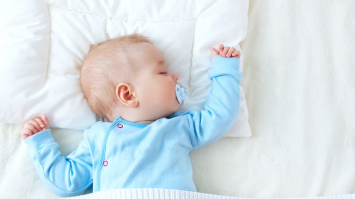 Giải đáp trẻ sơ sinh có nên nằm gối không và thời điểm tốt để nằm