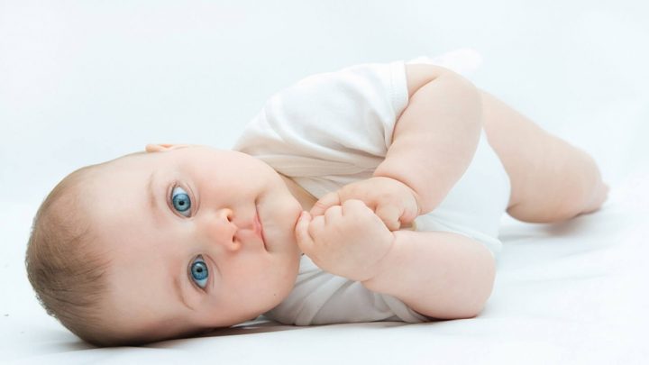 Trẻ sơ sinh mấy tháng biết lật và những mốc phát triển cơ bản