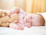 Trẻ sơ sinh ít khóc ngủ nhiều có nguy hiểm không?