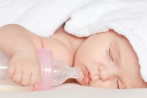 Tác hại khi trẻ sơ sinh uống nước