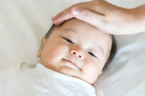 Trẻ sơ sinh dùng miếng dán hạ sốt được không1