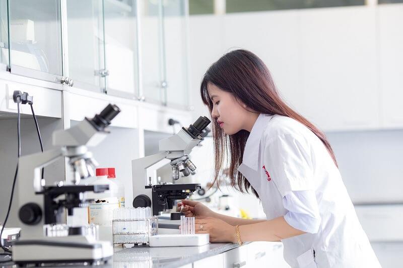 Tiếng Anh chuyên ngành Xét nghiệm: Tổng hợp từ vựng, mẫu câu và cách học hiệu quả