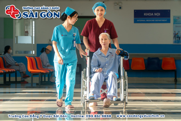Điều dưỡng hạng 4: Tiêu chuẩn, nhiệm vụ và mức lương